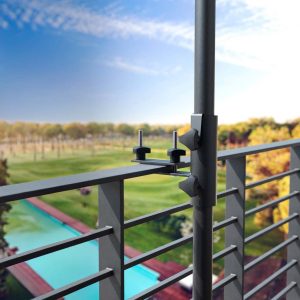 ograjni nosilec za senčnik v uporabi