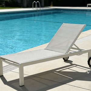 vrtni ležalnik ob bazenu