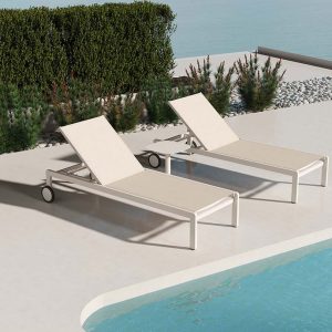 slika ležalnikov ob bazenu