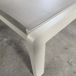 detail ležalnika lovina in tekstilen